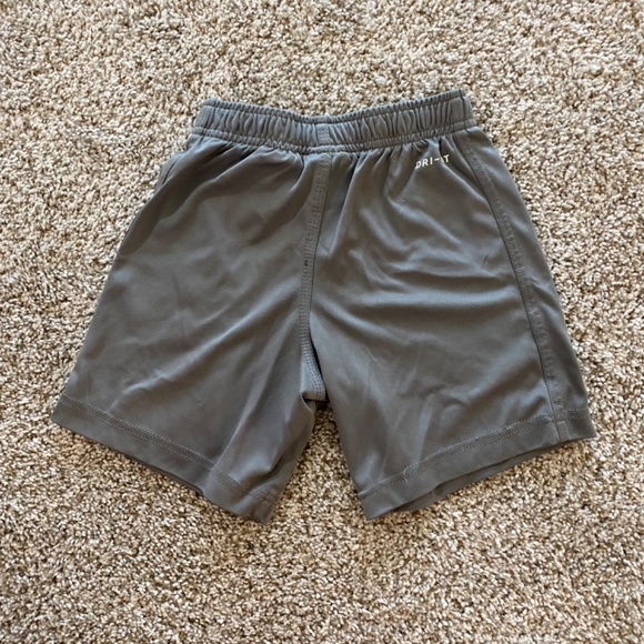 Boys Nike Active Shorts - Picture 2 of 3